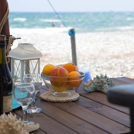 Aquarian Beachfront Apartment Ларнака Екстериор снимка