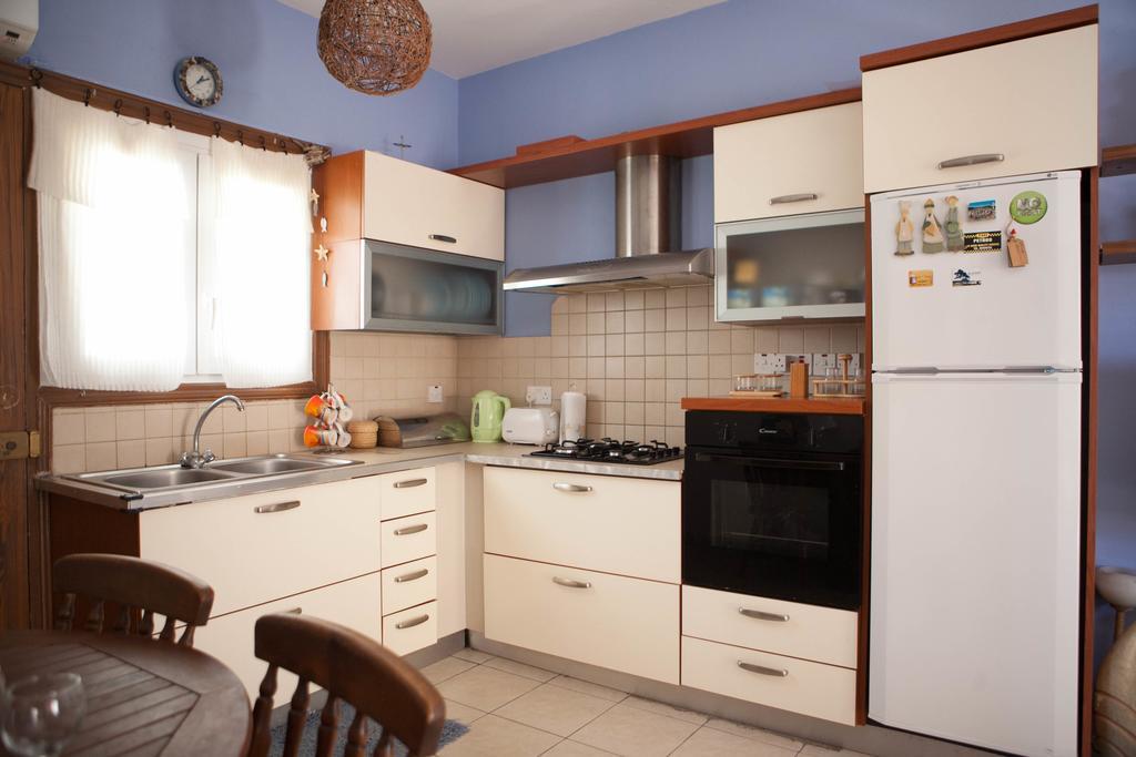Aquarian Beachfront Apartment Ларнака Екстериор снимка