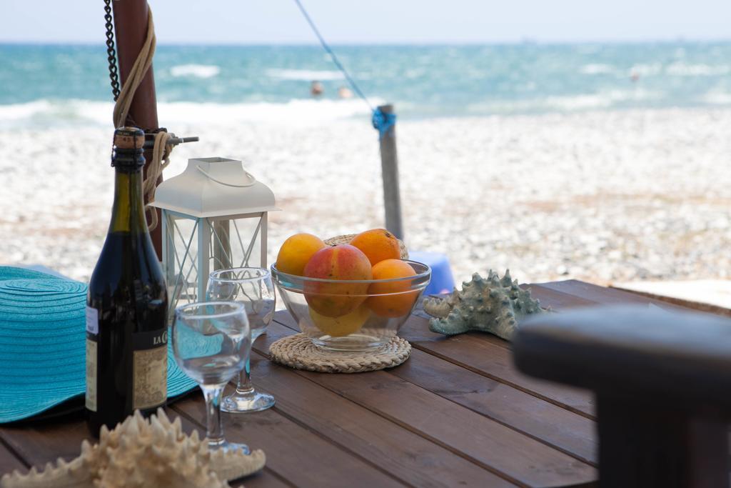 Aquarian Beachfront Apartment Ларнака Екстериор снимка